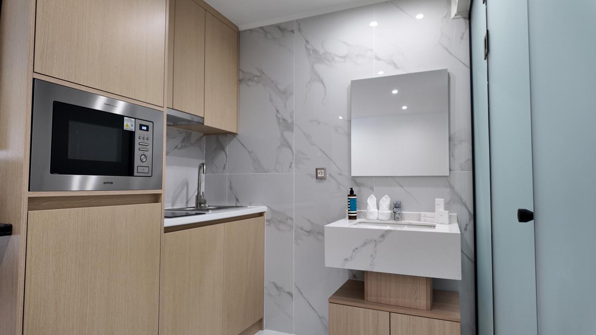 Cc Lux Piraeus