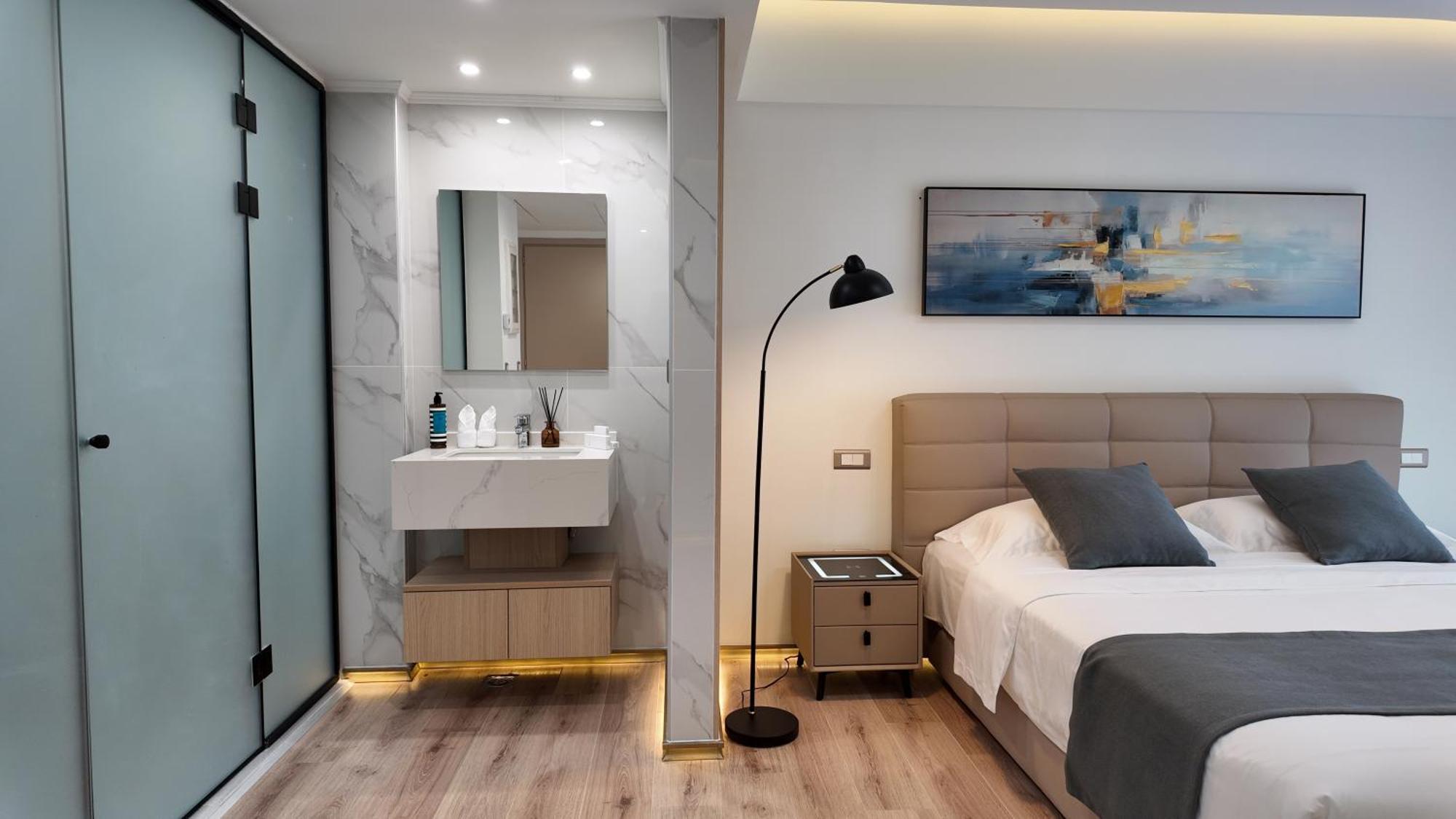 Cc Lux Piraeus
